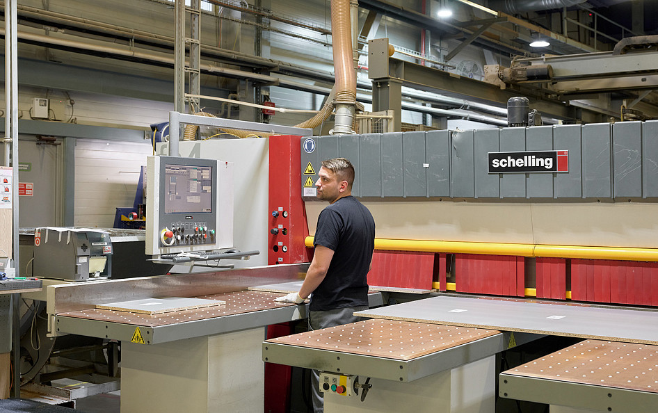 На соседнем Schelling происходит распил материала для фасада.